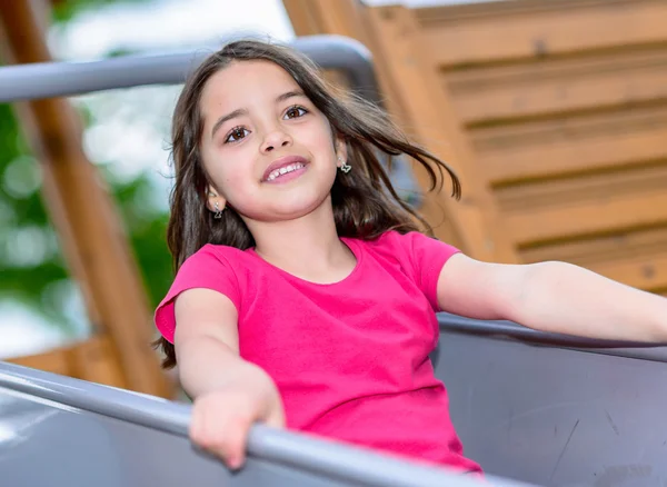 Glückliches hübsches kleines Mädchen auf dem Spielplatz — Stockfoto