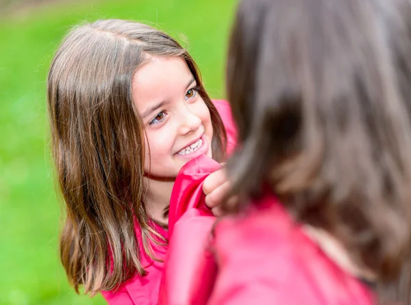 幸せなかなり小さな女の子遊びとともに彼女の母親 — ストック写真