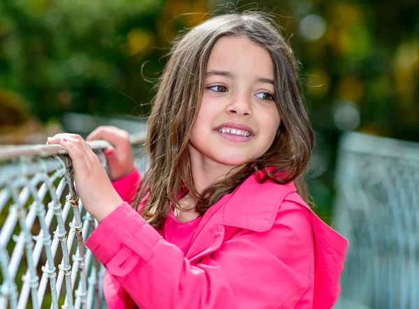 Naturalny portret szczęśliwy całkiem mała dziewczynka — Zdjęcie stockowe