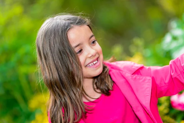 Retrato natural de una niña bonita y feliz —  Fotos de Stock