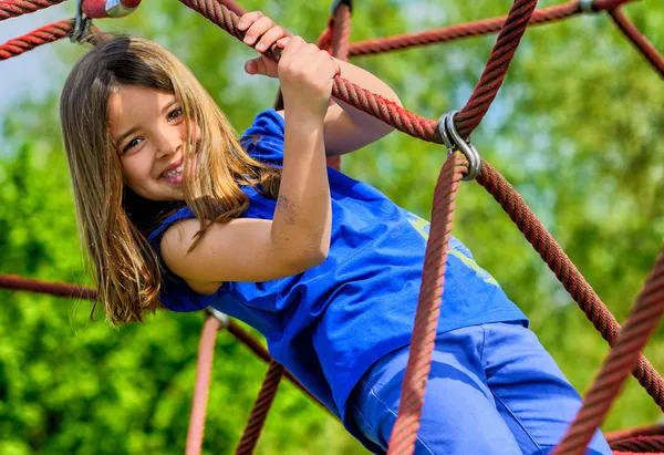 Bonita chica haciendo escalada en roca —  Fotos de Stock