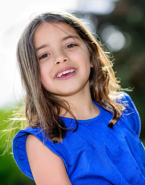 Portrait de mignon enfant souriant — Photo