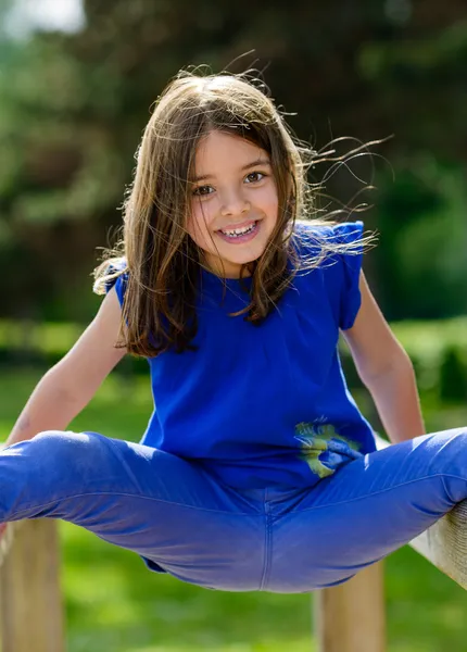 Hermoso retrato de niño lindo jugando — Foto de Stock