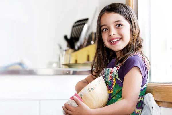 Retrato expressivo de menina muito bonito limpando os pratos — Fotografia de Stock