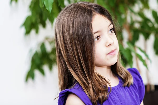 Portrait de fille mignonne concentrée — Photo