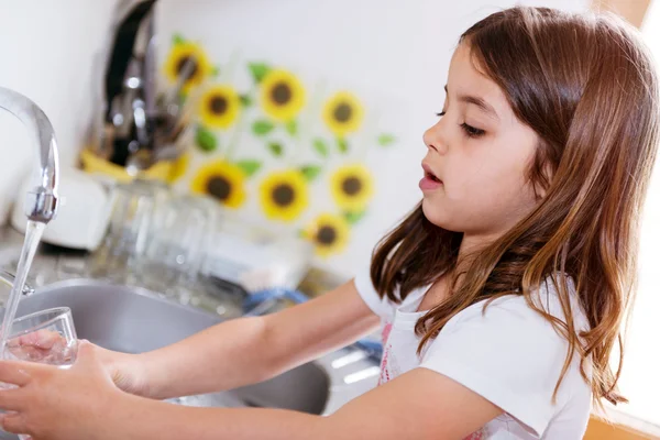 Porträt eines hübschen Mädchens beim Geschirrmachen — Stockfoto