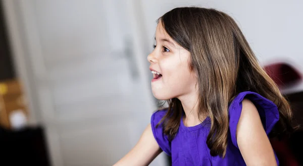 Portrait expressif d'un enfant souriant très mignon — Photo