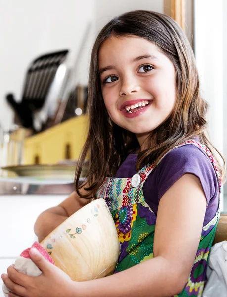 Retrato expressivo de menina muito bonito limpando os pratos — Fotografia de Stock