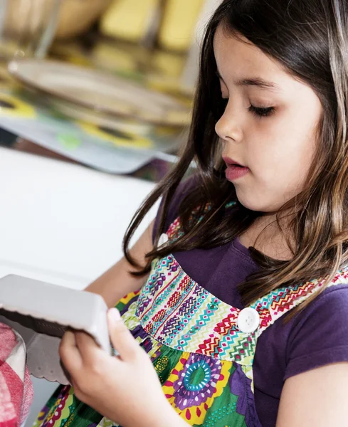 Retrato expressivo de menina muito bonito limpando os pratos — Fotografia de Stock