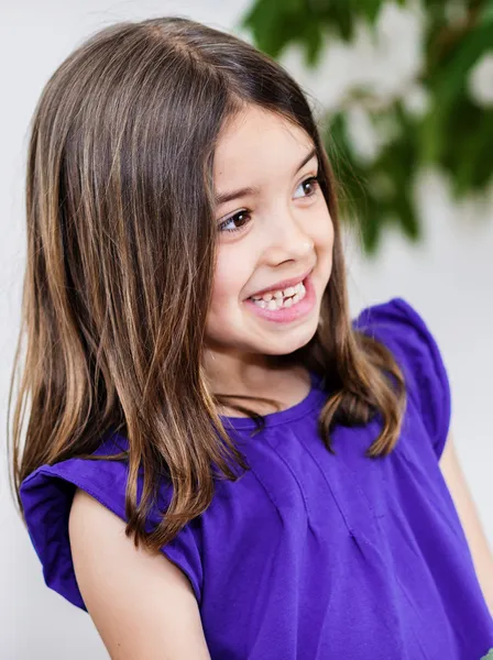 Retrato expresivo de niña muy linda sonriente — Foto de Stock