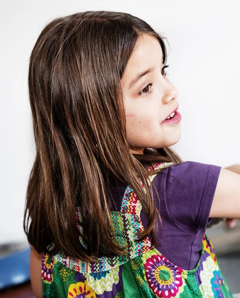 Expressieve portret van heel schattig meisje doen servies — Stockfoto