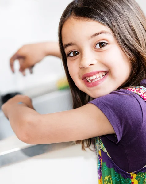 Portrait expressif de fille très mignonne se lavant les mains — Photo