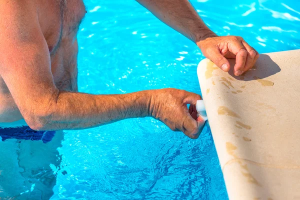 Limpiar la línea de agua de una piscina —  Fotos de Stock