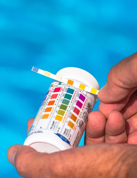 Check the Ph of a private swimming pool — Stock Photo, Image