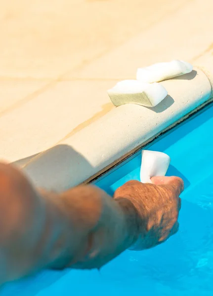 Clean the water line of a pool — Stock Photo, Image