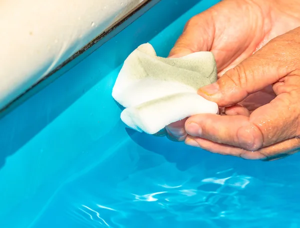 Clean the water line of a pool — Stock Photo, Image