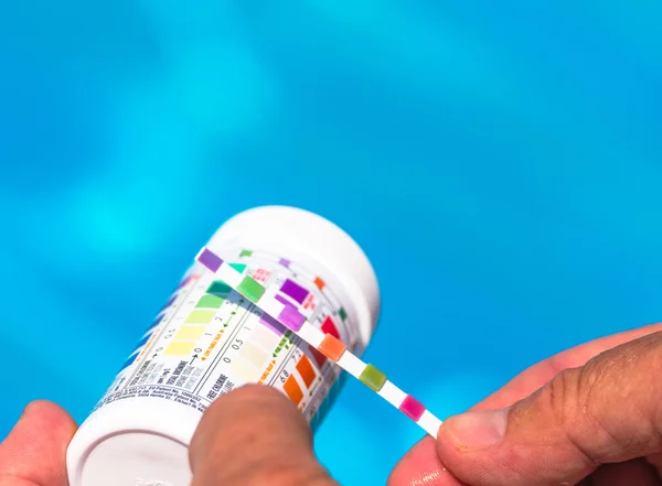 Check the Ph of a private swimming pool — Stock Photo, Image