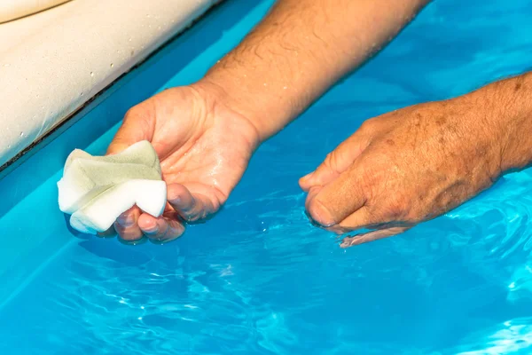 Schoon de waterlijn van een pool — Stockfoto