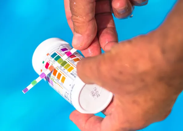 Check the Ph of a private swimming pool — Stock Photo, Image