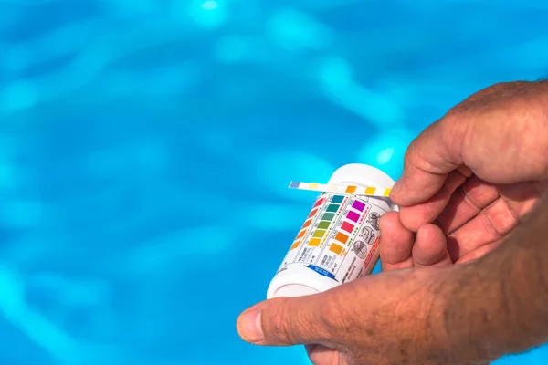 Check the Ph of a private swimming pool — Stock Photo, Image