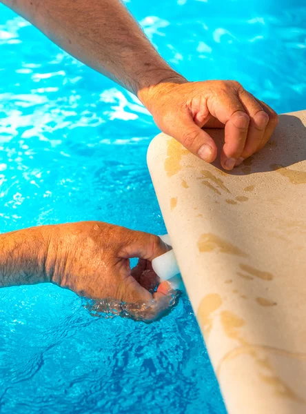 Limpiar la línea de agua de una piscina — Foto de Stock