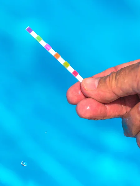 Check the Ph of a private swimming pool — Stock Photo, Image