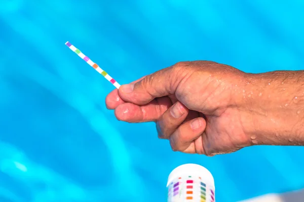 Den pH-Wert eines privaten Swimmingpools überprüfen — Stockfoto