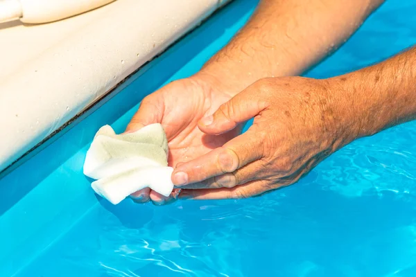 Clean the water line of a pool — Stock Photo, Image