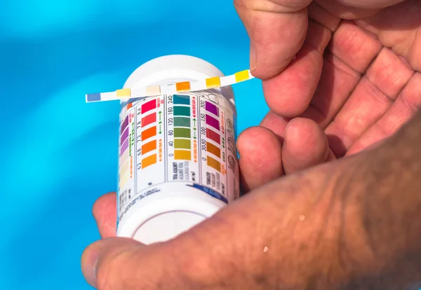Controllare il pH di una piscina privata — Foto Stock