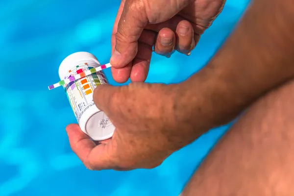 Check the Ph of a private swimming pool — Stock Photo, Image