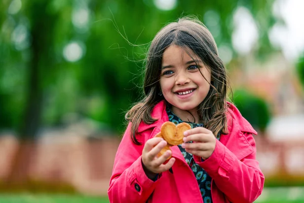 Portrait of a pretty girl with cookies in the hands — Stock Photo, Image