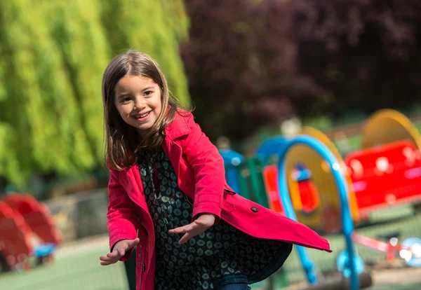 Krásný portrét hezká dívka v zahradě pro děti — Stock fotografie