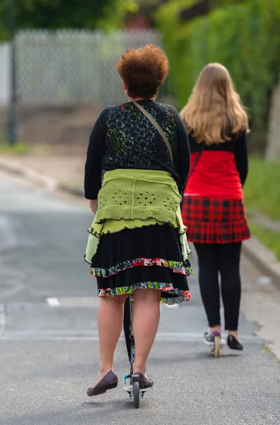 Groep van persoon met behulp van hun kick scooter op de weg — Stockfoto