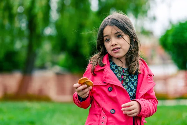 Portrét hezká dívka s cookies v rukou — Stock fotografie