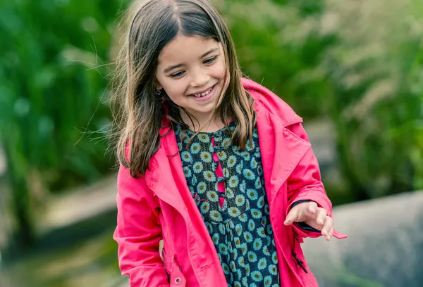Natürliches Porträt eines süßen Kindes mit viel Grün im Hintergrund — Stockfoto