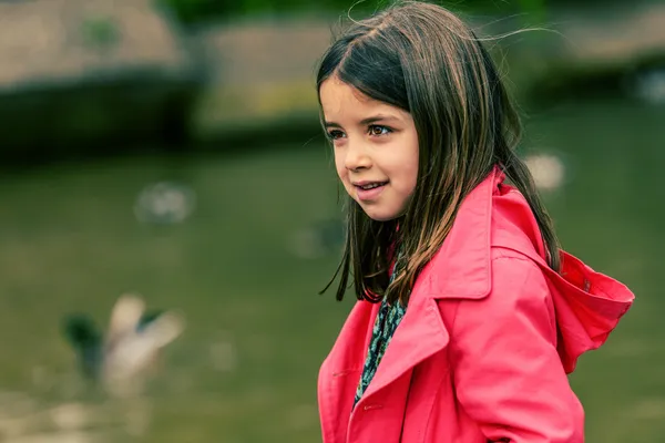 Ritratto naturale di bambino carino con acqua e anatre sullo sfondo — Foto Stock