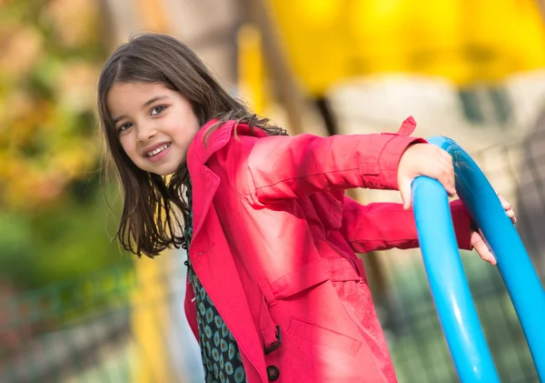 Bel ritratto di bella ragazza in un cortile per bambino — Foto Stock