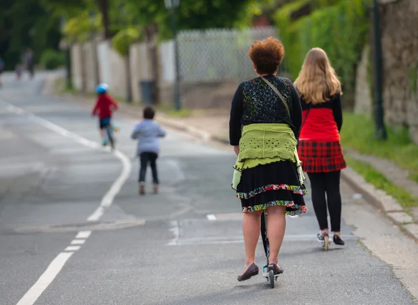 Grupo de personas que utilizan su patinete scooter en el camino — Foto de Stock