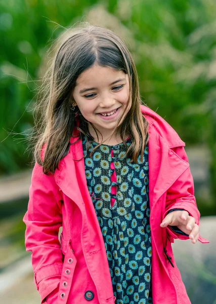 Retrato natural de niño lindo con vegetación en el fondo —  Fotos de Stock