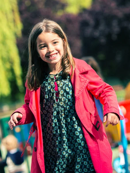 Bel ritratto di bella ragazza in un cortile per bambino — Foto Stock