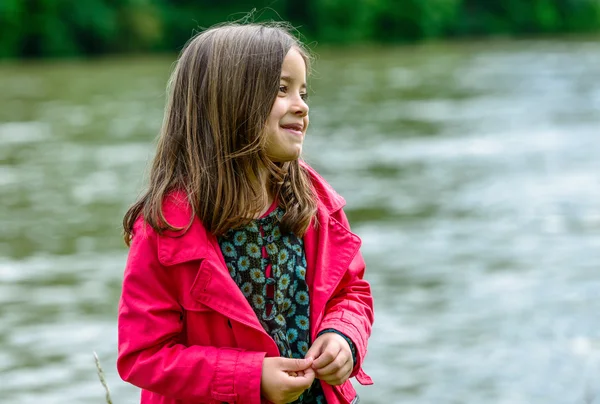 バック グラウンドで水でかわいい子の自然な肖像画 — ストック写真
