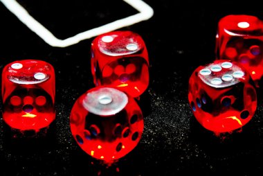 para casino veya kumar oynamak için kırmızı dices closeup