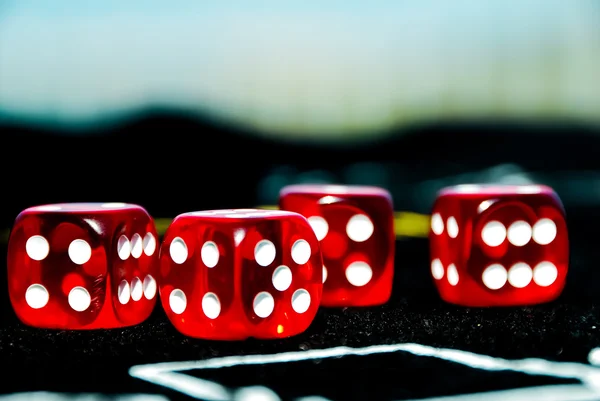 Close-up de dados vermelhos para jogar casino ou dinheiro de jogo — Fotografia de Stock