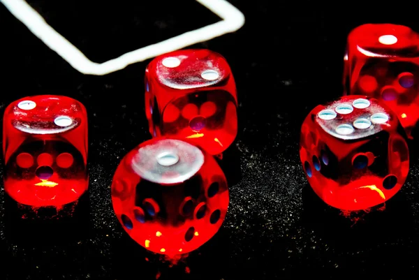 Gros plan de dés rouges pour jouer à l'argent de casino ou de jeu — Photo