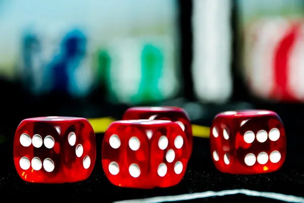 Close-up de dados vermelhos para jogar casino ou dinheiro de jogo — Fotografia de Stock