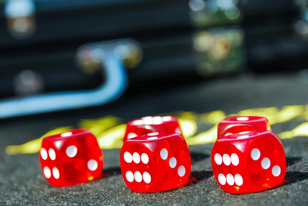 Close-up de dados vermelhos para jogar casino ou dinheiro de jogo — Fotografia de Stock