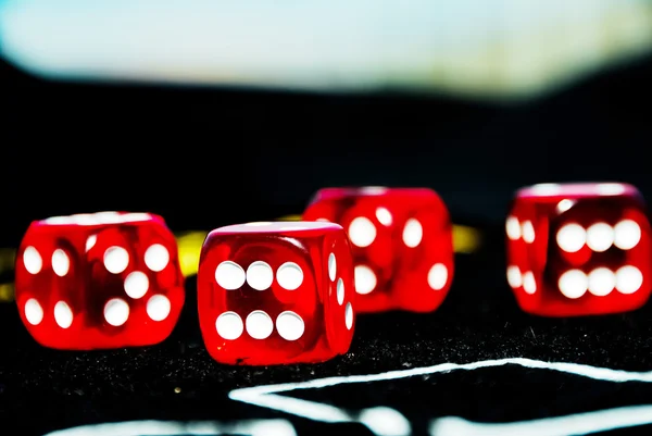 Close-up de dados vermelhos para jogar casino ou dinheiro de jogo — Fotografia de Stock