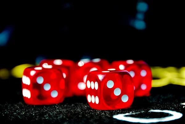 特写镜头的红色骰子玩赌场或赌博的钱 — 图库照片