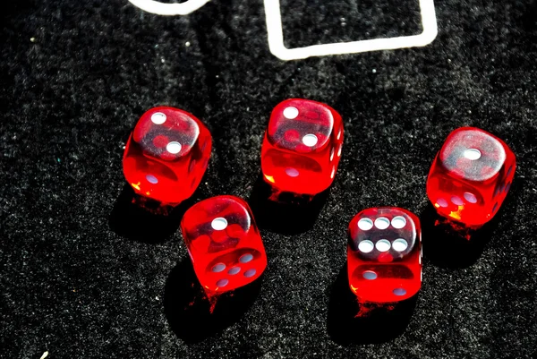 Close-up de dados vermelhos para jogar casino ou dinheiro de jogo — Fotografia de Stock