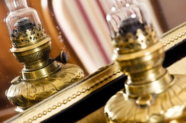 Beyaz arkaplanda izole edilmiş eski gaz lambası